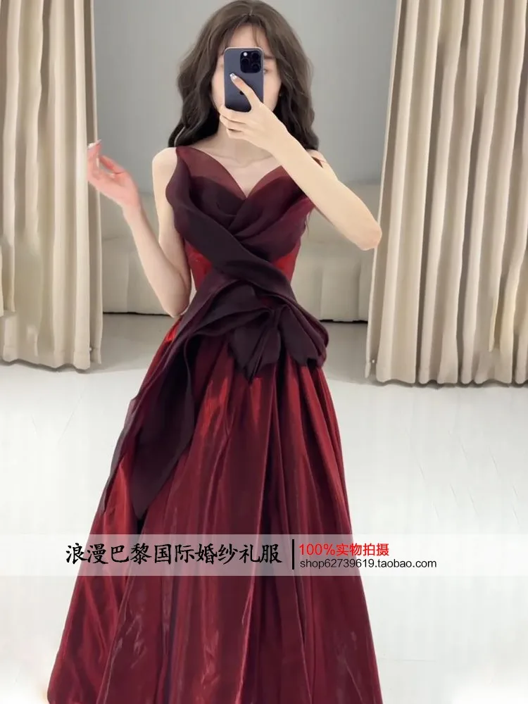 فستان بتصميم متخصص بدون حمالات من الساتان باللون الأحمر الخمري