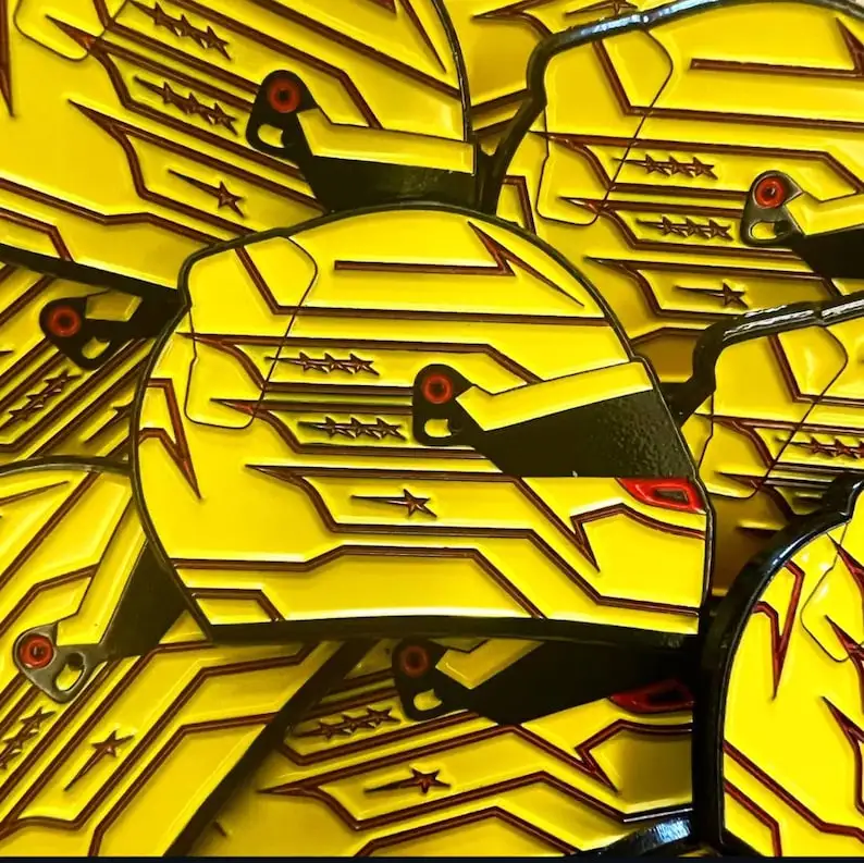 لويس هاميلتون 2025 خوذة المينا دبوس