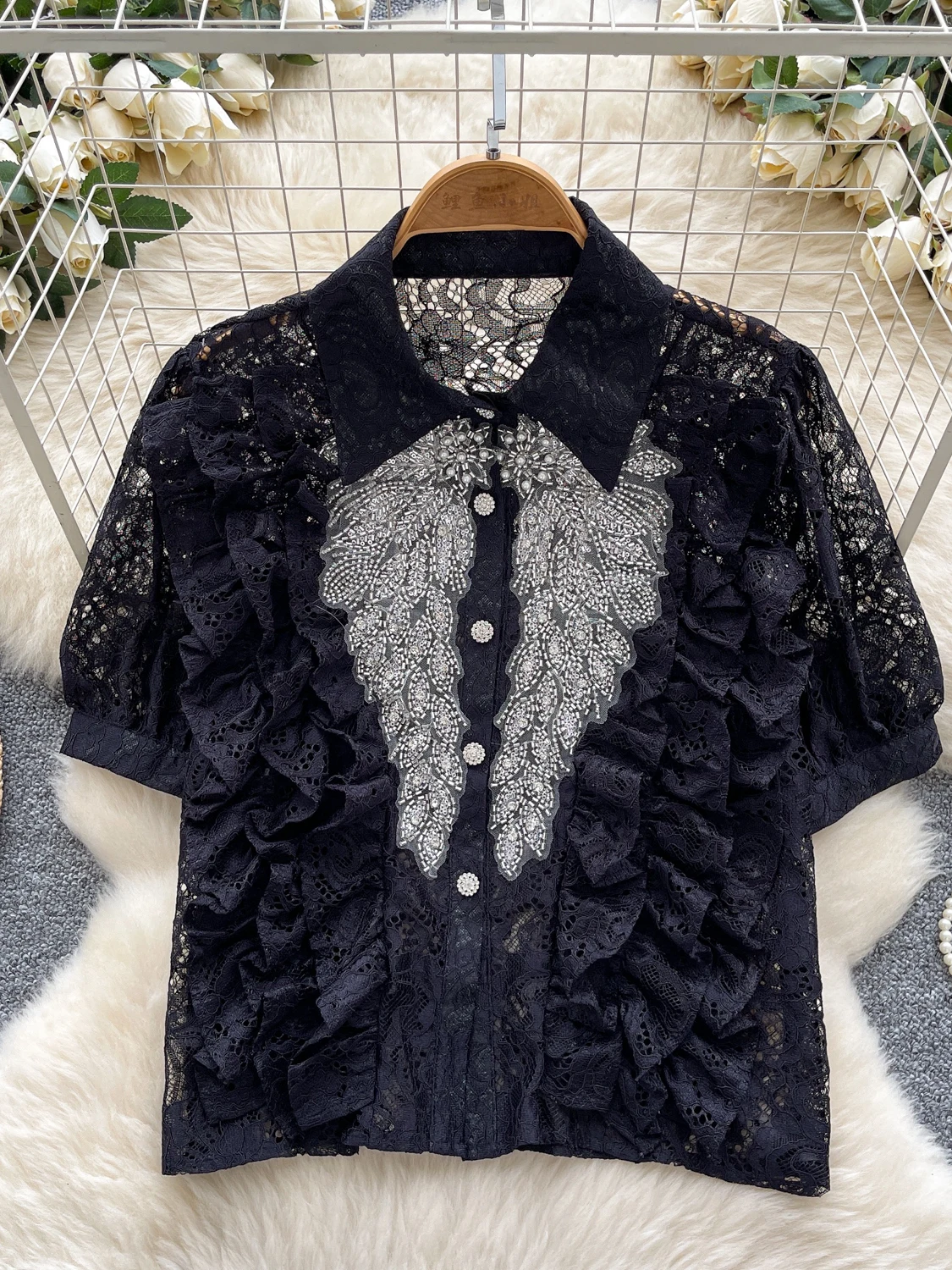 قميص دانتيل ماسي مزين ثقيل على الموضة للنساء صيفي بأكمام فقاعية وزر واحد على الطراز الكوري بلوزة فضفاضة