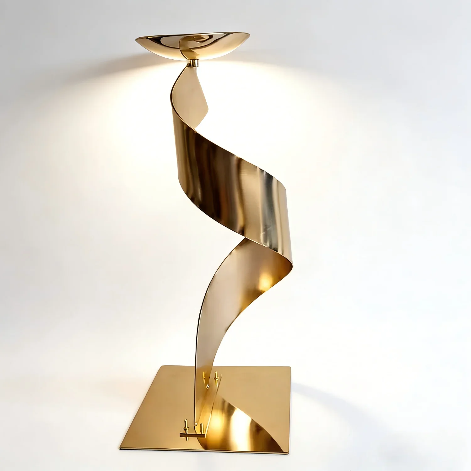 Goldener Metall-Blumenständer, Geometrische Wellenförmige Säule, Hochzeitstisch-Mittelstück, Elegante Event- und Bankett-Bühnen-Blumendekoration – Detail 2