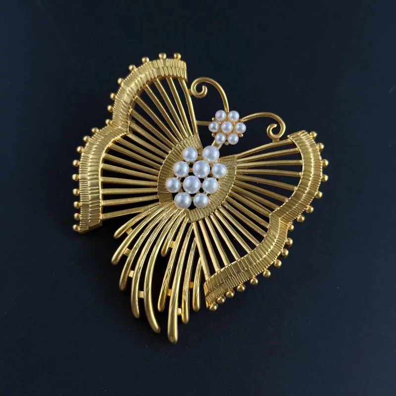 

Retro Matte gold-plated Staggered Pearl High-end Brushed Butterfly Brooch Insect Pin jewelry Gift