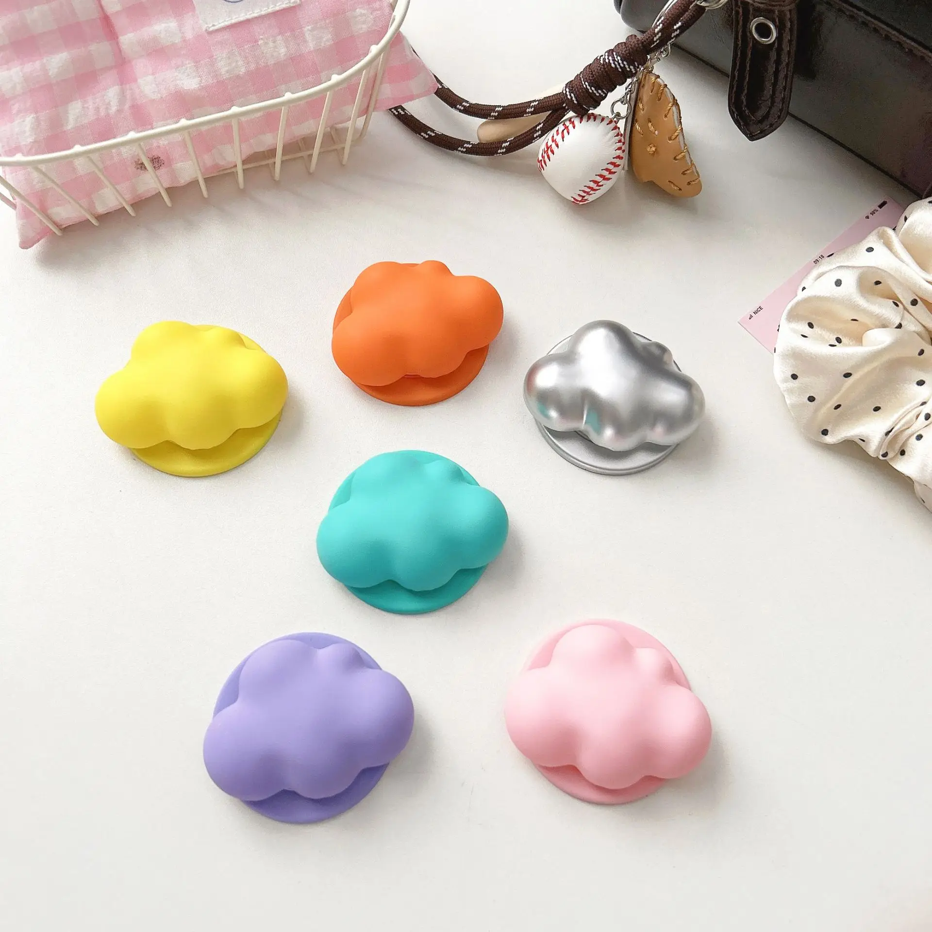 

Cloud Shape Magnetic Phone Grip Tok Holder Folding Cute Desktop Support Universal Phone Stand Bracket Finger Socket for Cell