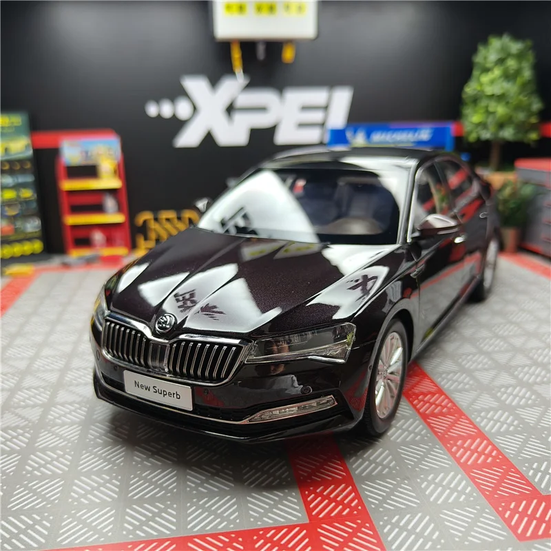 

New 1:18 SKODA SUPERB Alloy Car Model Diecast Metal Toy Vehicles Car Model High Simulation Collection Childrens Gifts Decoration