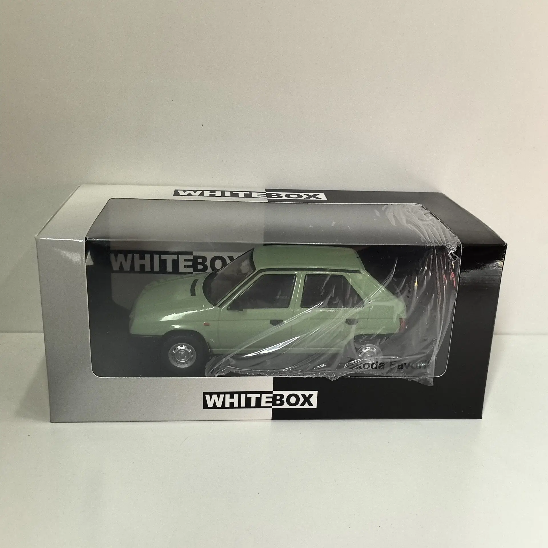 

Diecast WHITEBOX 1/24 Scale SKODA FAVORIT M4 Alloy Car Model