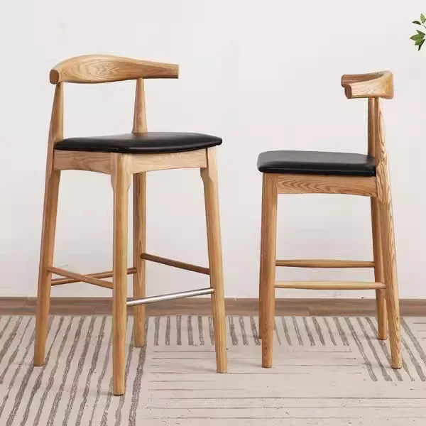 เก้าอี้บาร์ไม้เนื้อแข็งสไตล์นอร์ดิก พนักพิงรูปทรงแตร เก้าอี้บาร์เรียบง่ายสำหรับใช้ในบ้าน