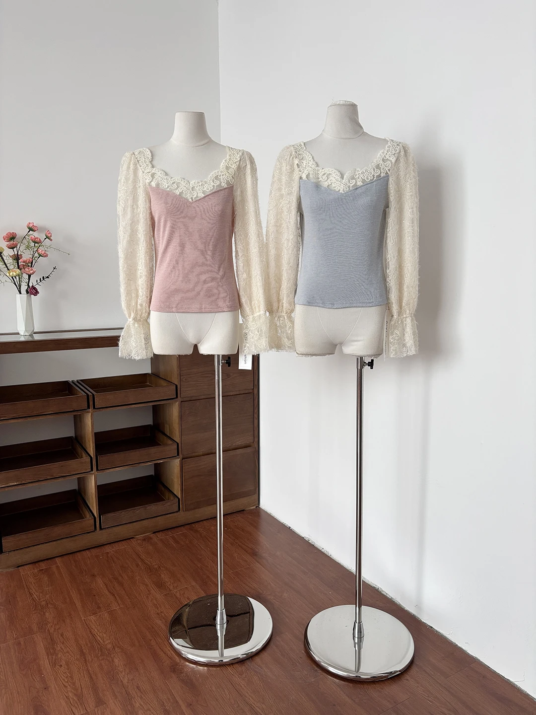 

Elegant Long Sleeve Lace Top Gentle Style Slimming Fake Two-Piece Spring 2026 Women's Polyester Fiber Commute Style Shirt