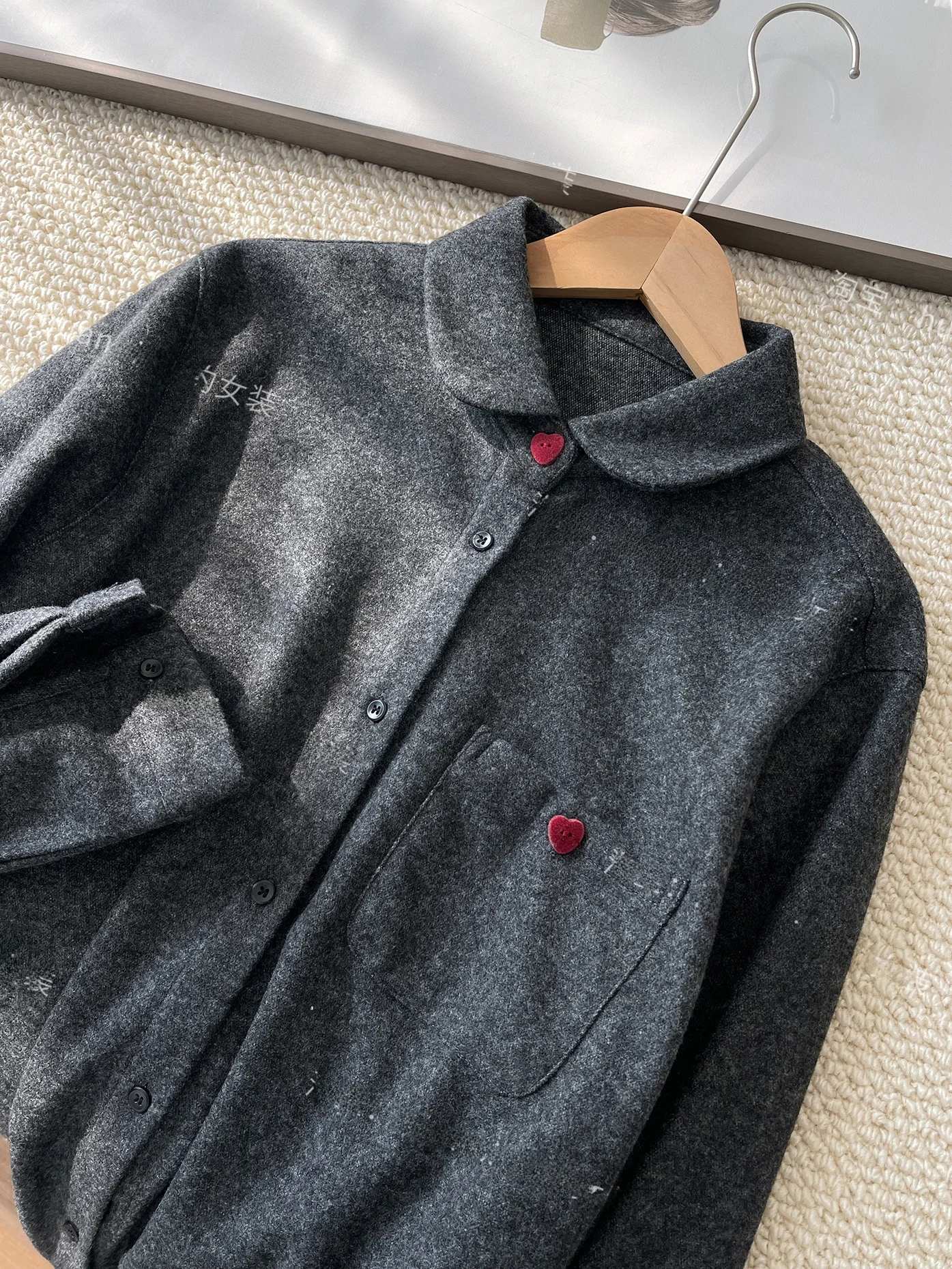 

Утепленная шерстяная хлопковая рубашка в корейском стиле с воротником-стойкой, красными пуговицами в форме сердца, дышащая, с длинными рукавами, женская, для ношения под одеждой