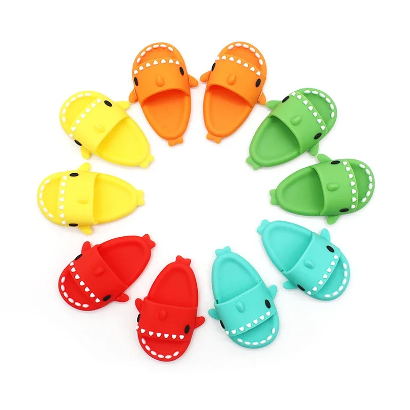 Convient pour 15-17 cm labubu poupée mini joint pantoufles de plage mignon dessin animé requin sandales de plage bricolage filles chaussures à langer accessoires