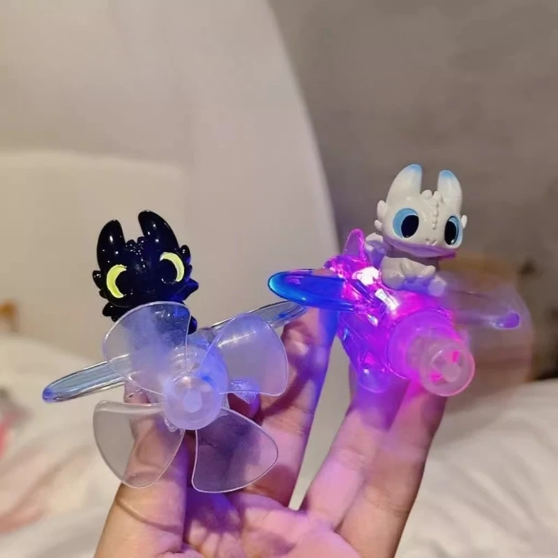 ألعاب أنيمي جديدة بدون أسنان تعمل بالرياح باعثة للغضب الليلي لطيف ضوء غضب طائرة صغيرة سكوتر كهربائي ديكور الدراجة الإلكترونية #1