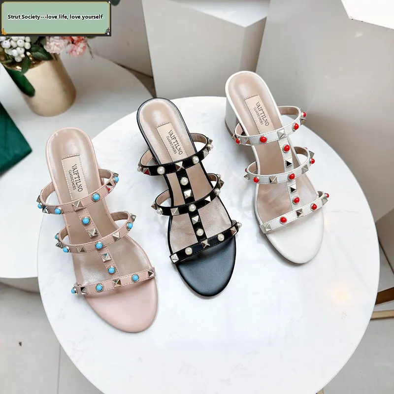 2025 الصنادل النسائية الصيف كتلة الكعوب المسامير جوفاء السيدات النعال في الهواء الطلق أحذية نسائية فاخرة مصمم أحذية امرأة أنيقة