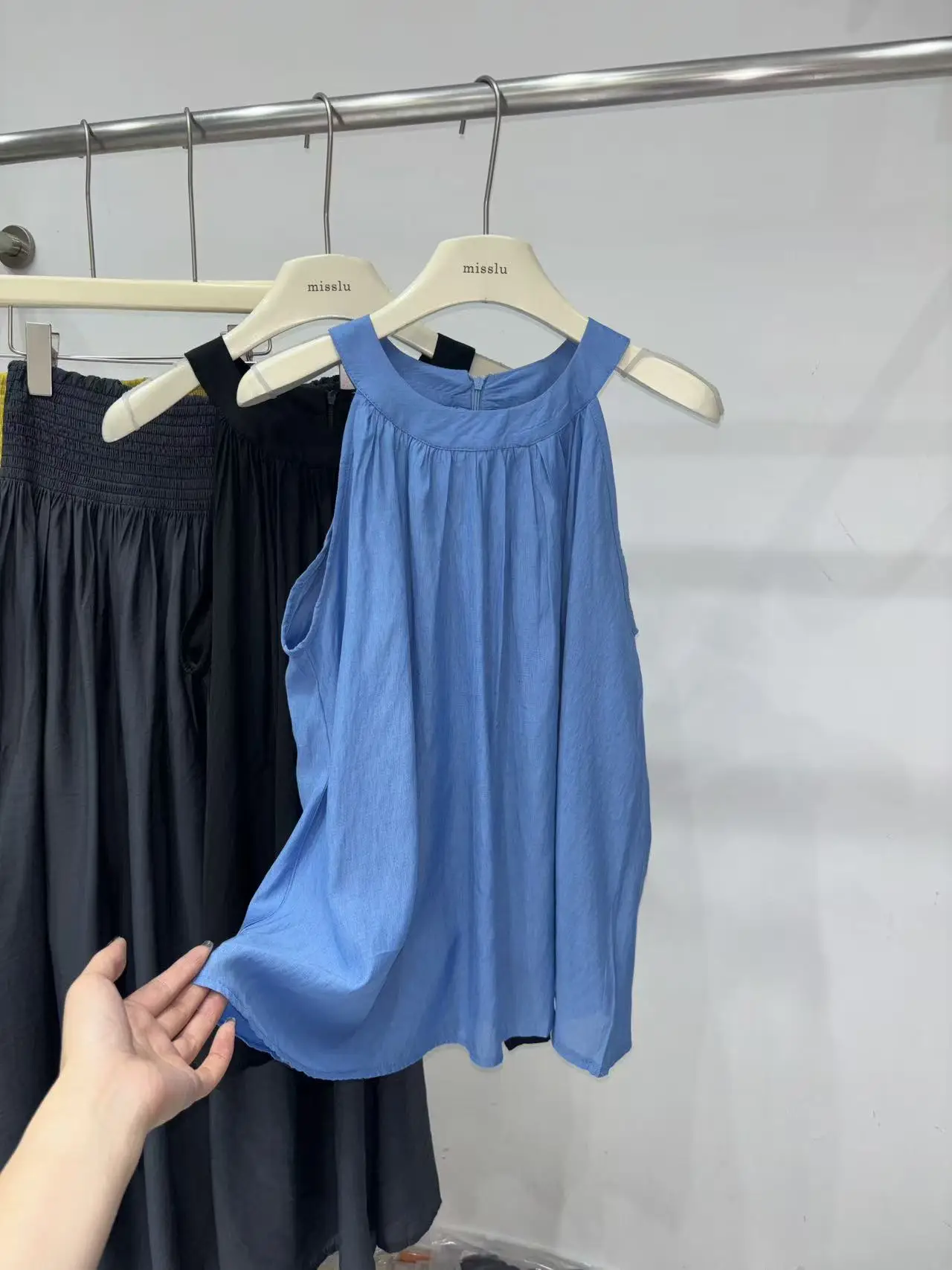 Casual Loose Women's Tank Top round Neck Sleeveless Versatile Style Commute Fashion Summer 2026  Color Crew Neck