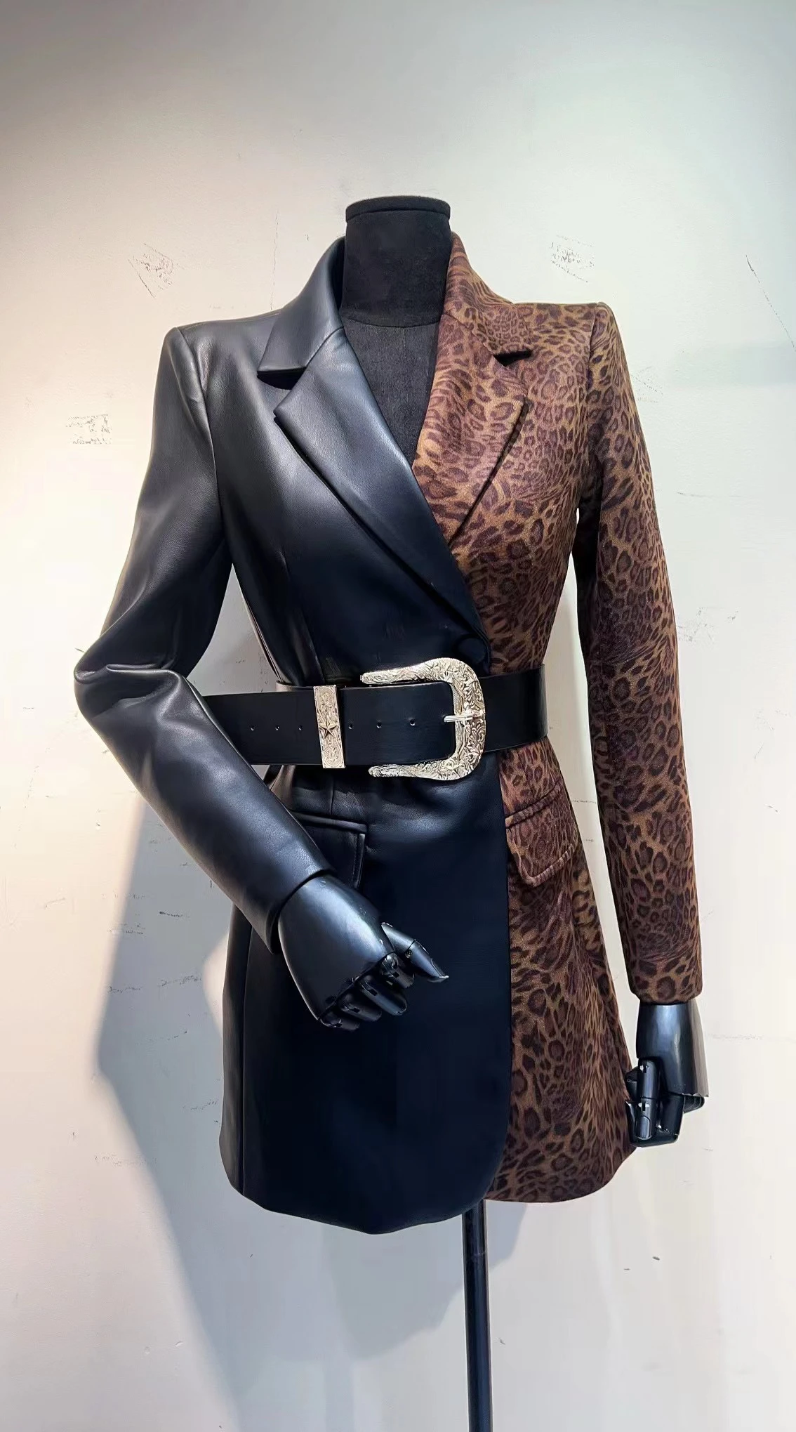 Vestido corto de cuero de leopardo falso para mujer, Blazer con muescas, traje, abrigo, cinturón, moda de otoño e invierno, 2 piezas