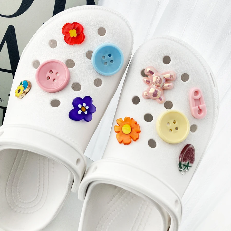 

10 шт., пуговицы ярких цветов, цветы, медведь, съемные подвески, украшения для обуви, подходят для сумки Bogg, сандалии Crocs, сабо, подарок на вечеринку