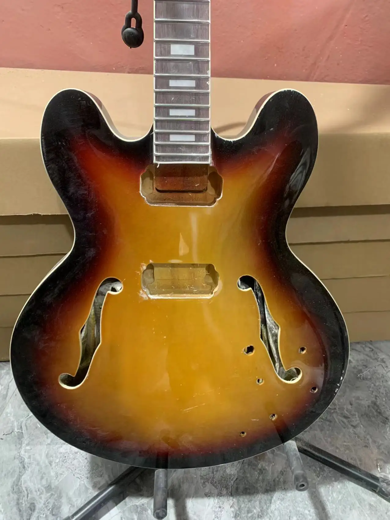 335 electric guitar has a very good timbre and feel, with mahogany and free shipping.