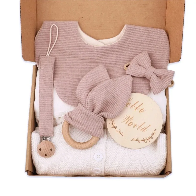 تتضمن صندوق هدايا مجموعة ألعاب الميلاد ذات الاسم الشخصي وسلسلة اللهاية والتسنين والمرايل والزواحف والبطانيات