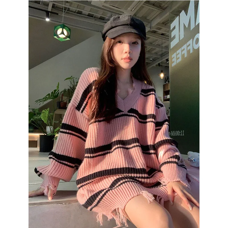 Nowy, dopasowany sweter w paski z dekoltem w szpic Femme Fashion Loose Tassel Mid Length Top Odzież damska Koreański trend Pullovers Distressed