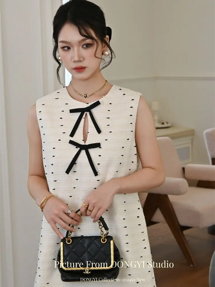 Nieuwe zomerstijl 2022, temperament in Franse stijl, Hepburn-geïnspireerd, zoete kleurblokkering, strik, uitgeholde jurk