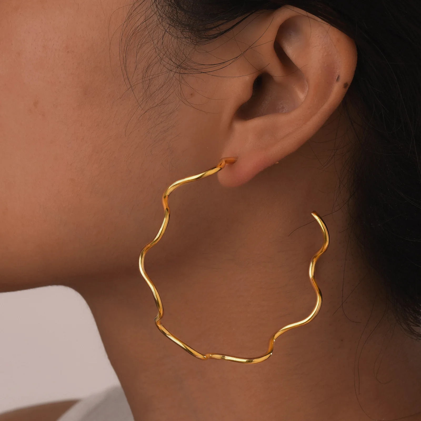 أقراط دائرية مموجة للغاية للنساء أقراط دائرية كبيرة الحجم بسيطة ومجوهرات من الفولاذ المقاوم للصدأ مقاومة للماء #2