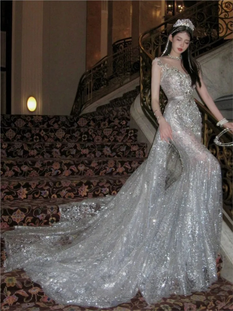 A luxurious fishtail light main stand-up collar new dress with grand style