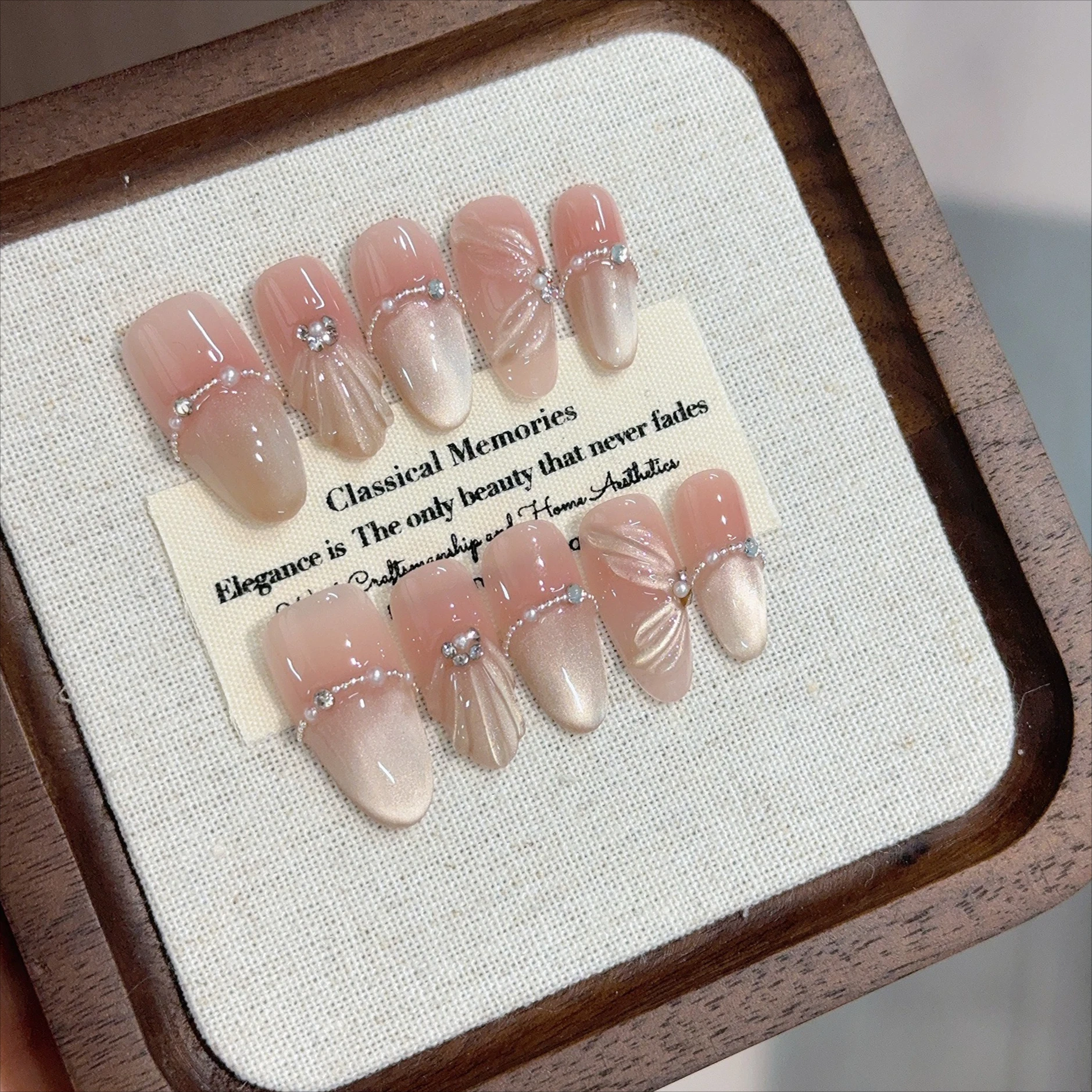 10 ชิ้นหวานน่ารักกดบนเล็บขนาดกลางอัลมอนด์เล็บปลอม Bowknot Pearl เล็บเต็มรูปแบบ Glitter ภาษาฝรั่งเศสคําเล็บ Cat Eye เล็บปลอม