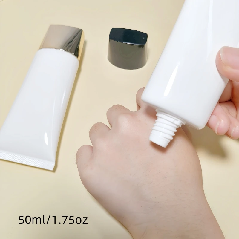 6 ชิ้น 50 กรัม บรรจุภัณฑ์สกินแคร์แบบหลอดเปล่าทรงแบน สีดำทอง ฝาปิดทรงแบนสีขาว ทรงแบนรูปไข่  ขายตรงจากโรงงาน