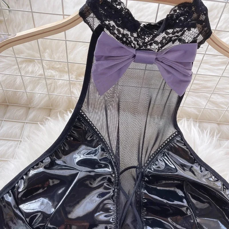 女性のための光沢のあるパテントレザージャンプスーツ,透明なパッチワーク,オープンクロッチと取り外し可能なセットを備えた裸の肩を持つジャンプスーツ