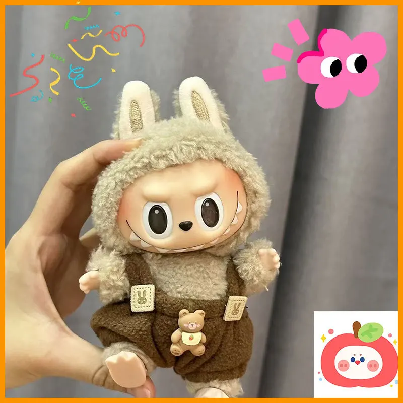 

Для Labubu новая подвесная одежда для сидения и выглядящих креативный сюрприз для пеленания комбинезонов праздничный подарок аксессуары