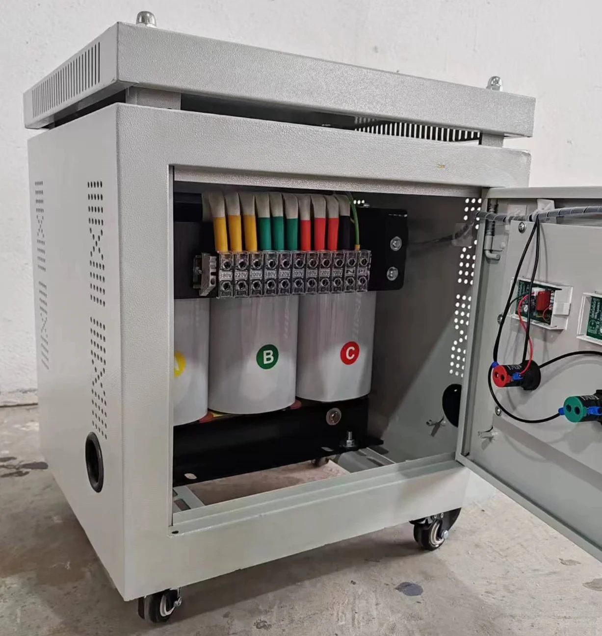 

415V to 380 to 220V200 three-phase dry servo isolation transformer 5/10/15/20/30KW50KVA