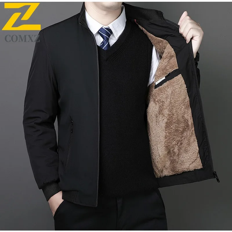 เสื้อแจ็คเก็ตผู้ชาย COMXZ Urban Adventure 2025 คอตั้ง สำหรับกิจกรรมกลางแจ้ง ผ้าหนา อุ่น สไตล์สตรีท สวมใส่สบาย เสื้อคลุมกันหนาว