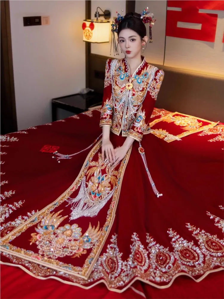 

The new Chinese-style wedding dress and formal wear are luxurious including bride's ceremony toasting for