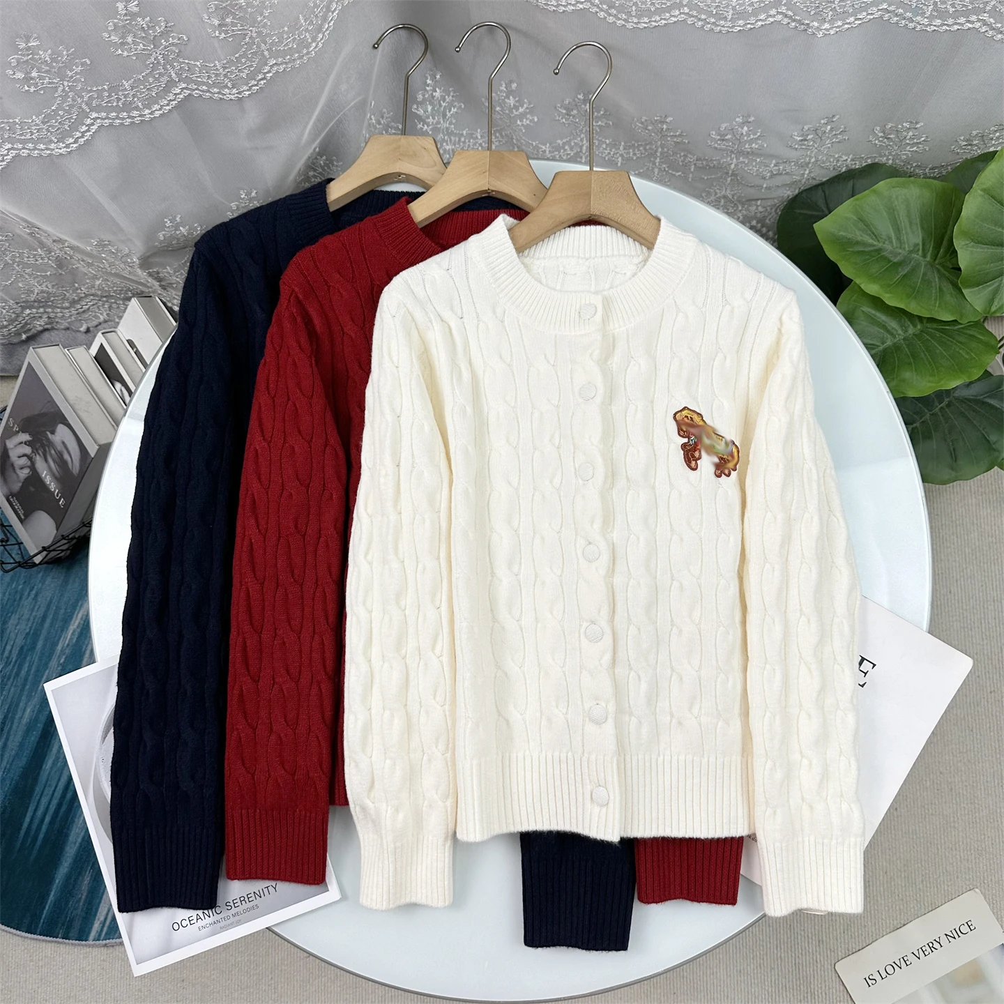 

Теплый вязаный кардиган с вышивкой и круглым вырезом для женщин, зимний модный трикотаж с длинными рукавами и пуговицами