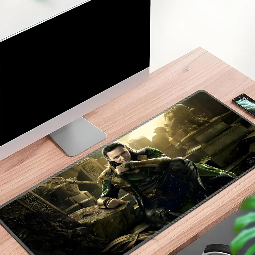 لوحة ماوس مارفل لوكي مينيسو للاعبي الرياضات الإلكترونية حصيرة مكتبية مع وسادة ملحقات الألعاب لوحة مفاتيح الألعاب الرئيسية XXL 90x40 سم