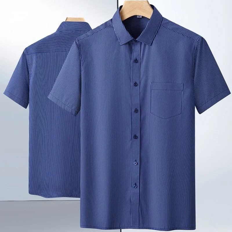 

Men's short-sleeved button-down shirt in large size, for business casual wear, with elegant checkered stripes. Gentleman.