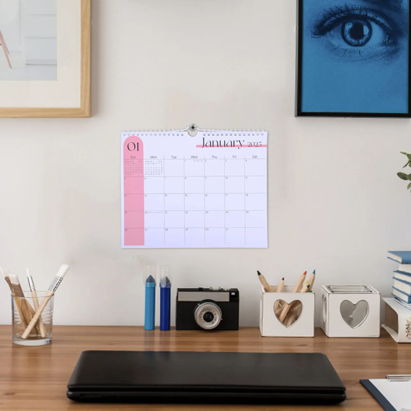 

Подвесной календарь на 2025 год. Настенный календарь на 12 месяцев. Ежемесячный планировщик со января по декабрь. Английские даты. Расписание офиса и дома.