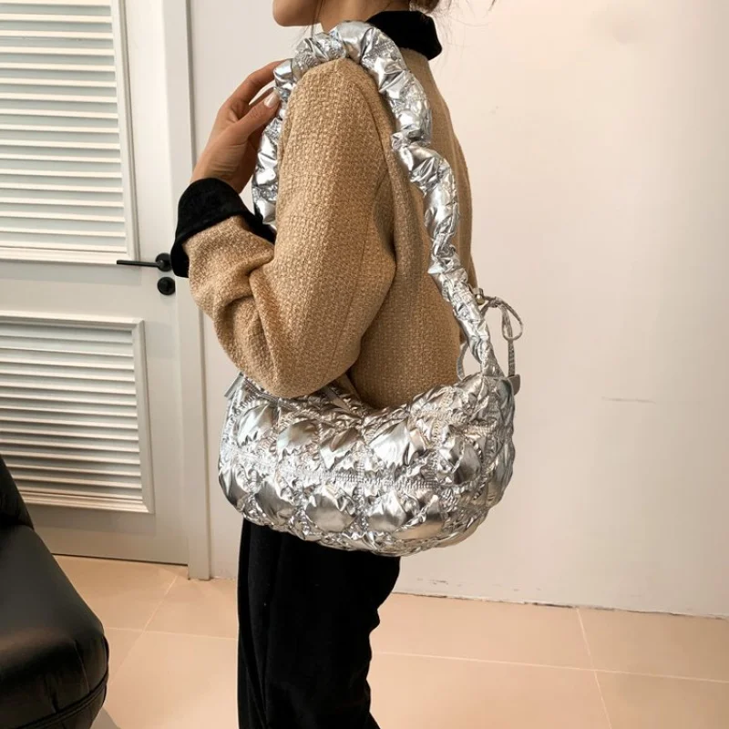 

Women Luxury Messenger Bag With Crossbody Function Made From Leather For A Trendy Commuter Style
