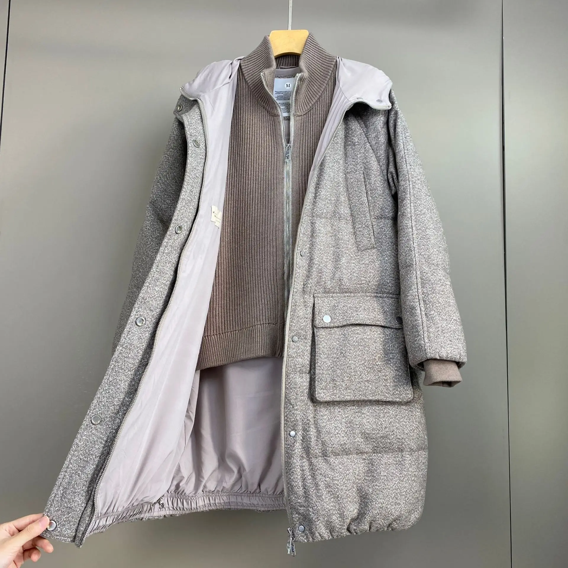 เสื้อแจ็คเก็ตขนห่านแบบมีฮู้ด ปิดกระดุมแถวเดียว ทรงยาวปานกลาง ผ้าขนสัตว์ผสมด้ายทอง รุ่นใหม่ ฤดูใบไม้ร่วง/ฤดูหนาว ปี 2025 สำหรับผู้หญิง