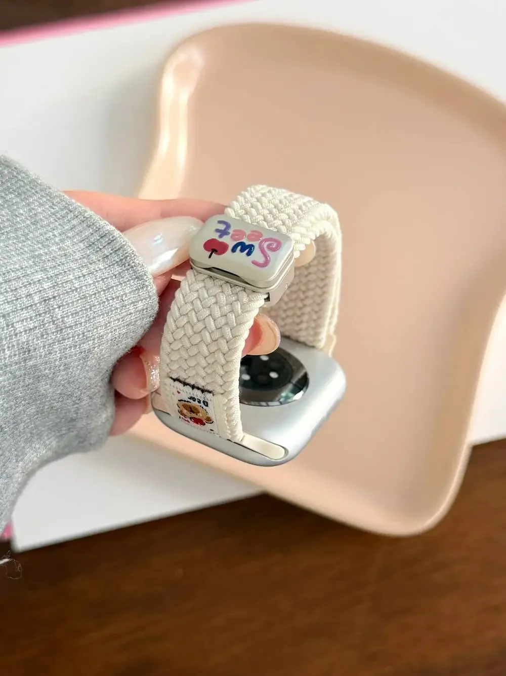 素敵な漫画のクマの磁気ナイロンループ Apple Watch バンド女性 10/9/8/7/6/5/4/3 SE 40 ミリメートル 41 ミリメートル 44 ミリメートル 45 ミリメートル 46 ミリメートル 49 ミリメートルストラップ