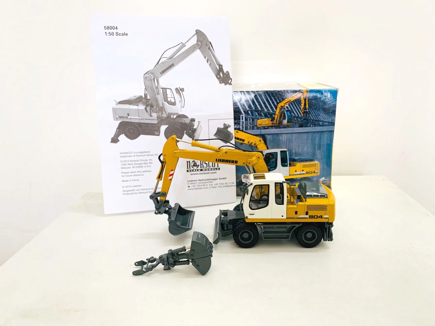 A904 Wheel Excavator With Tools 1:50 Scale Die-Cast Collection Model 58004 New in Box