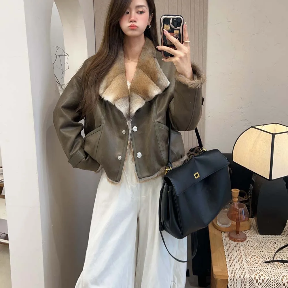 يتغلب مع السترة السفلية الجديدة لشتاء 2025 مع بطانة من ريش الإوز على معطف الفرو القصير والشبابي للنساء