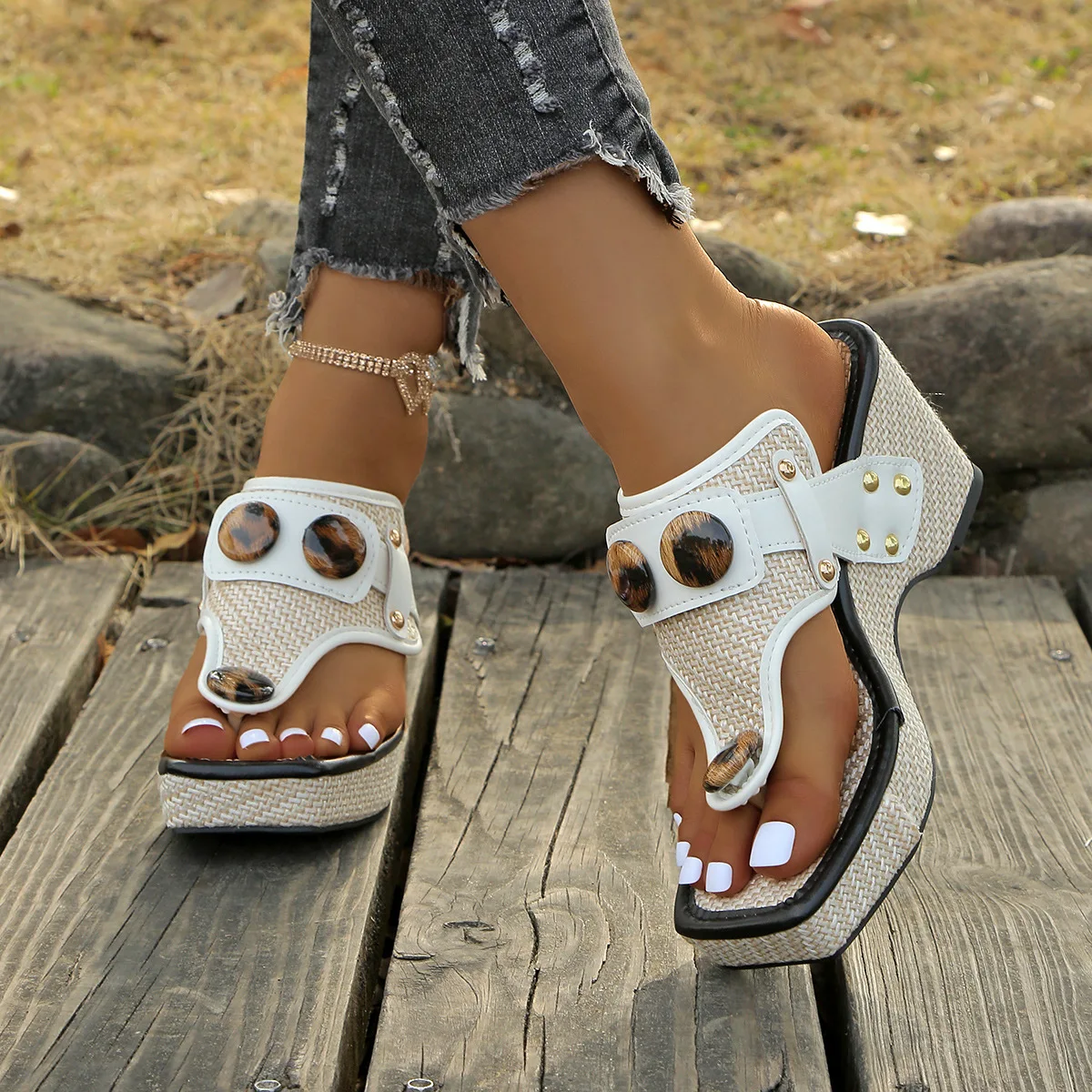 

2025 Women's large-sized flip-toe wedge sandals, summer thick-heeled metal buckle slippers, beach cool slippers