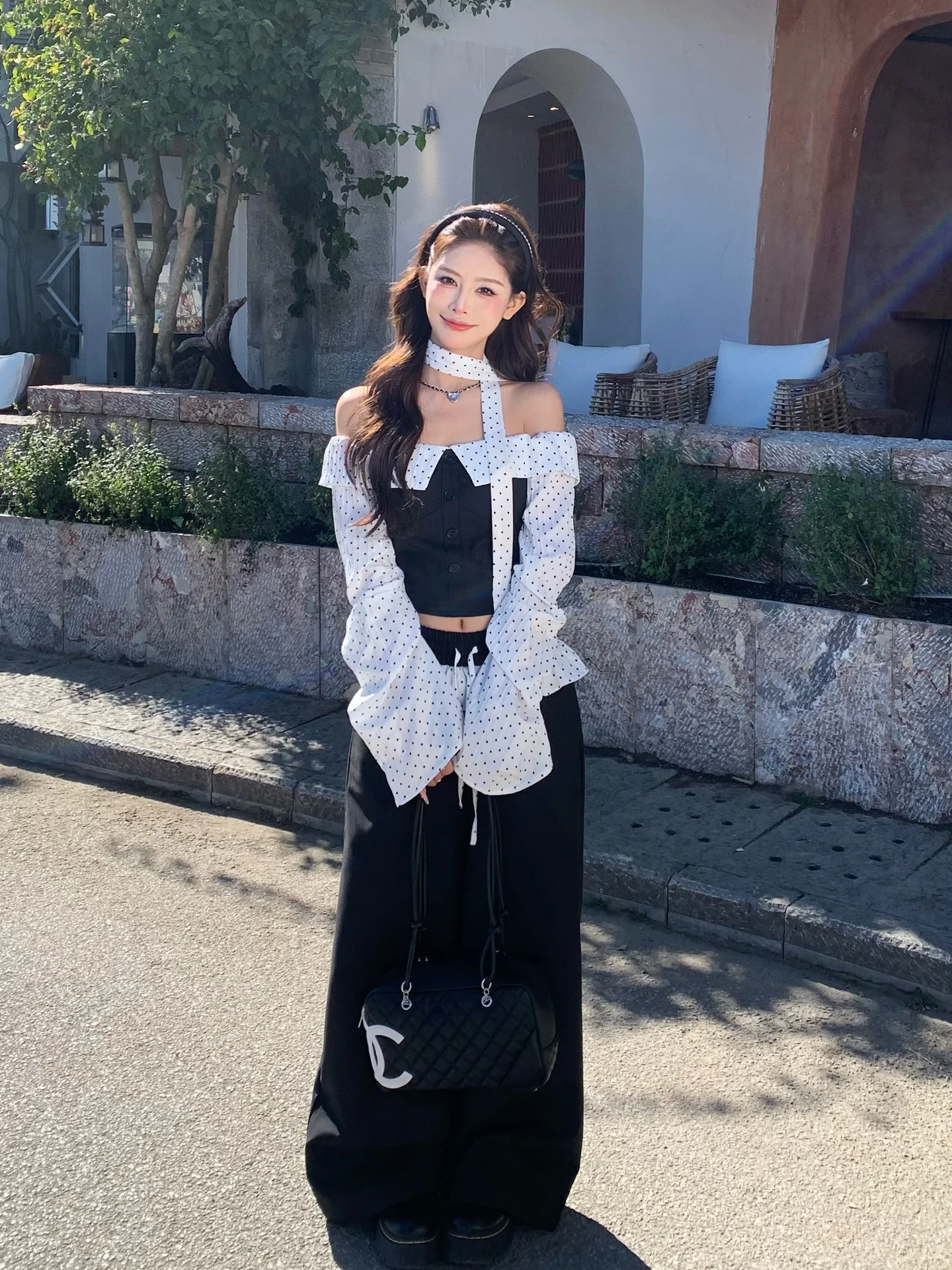 

Модный комплект для женщин: топ на одно плечо с длинным рукавом в горошек и брюки с широкими штанинами, весенний повседневный стиль, из полиэстера.