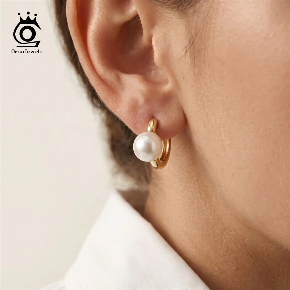 ORSA JEWELS Classic Shell Pearl Hoop Earrings 925 Silver Round Shell Pearl Elegant Earrings for Wedding Party Jewelry PSE11