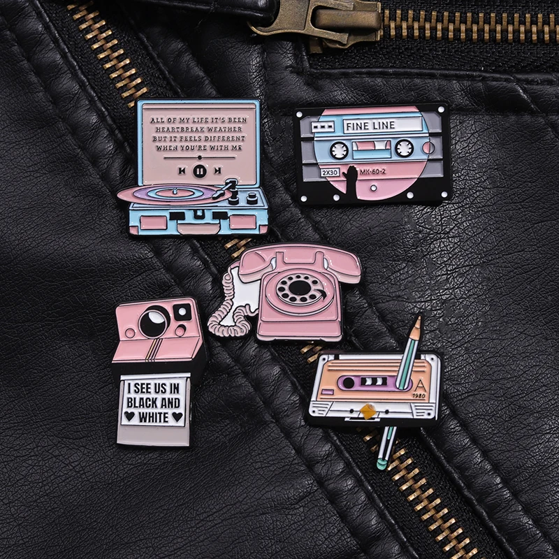 90er Jahre Band Telefon Kamera Emaille Pin Retro Vintage Musik Kassette Anstecknadel Abzeichen Old-School Nostalgische Schallplatte Broschen Schmuck – Detail 10