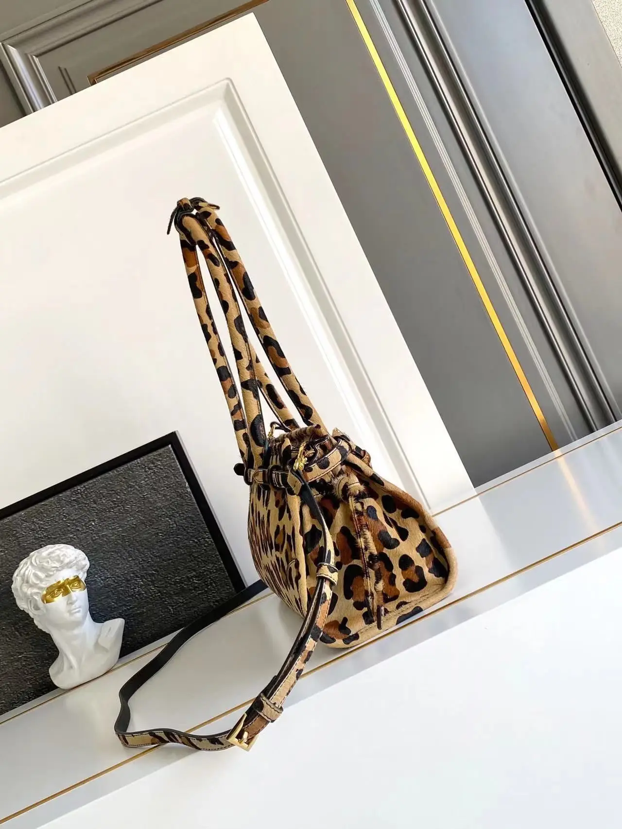 Ladies Classic Designer Shoulder Crossbody Bag Vintage Designer Style Smooth PU Leather Multi‑Layer Storage Handbag Anti‑Fade Lightweight Purse Suitable For Travel Dating Shopping Gathering