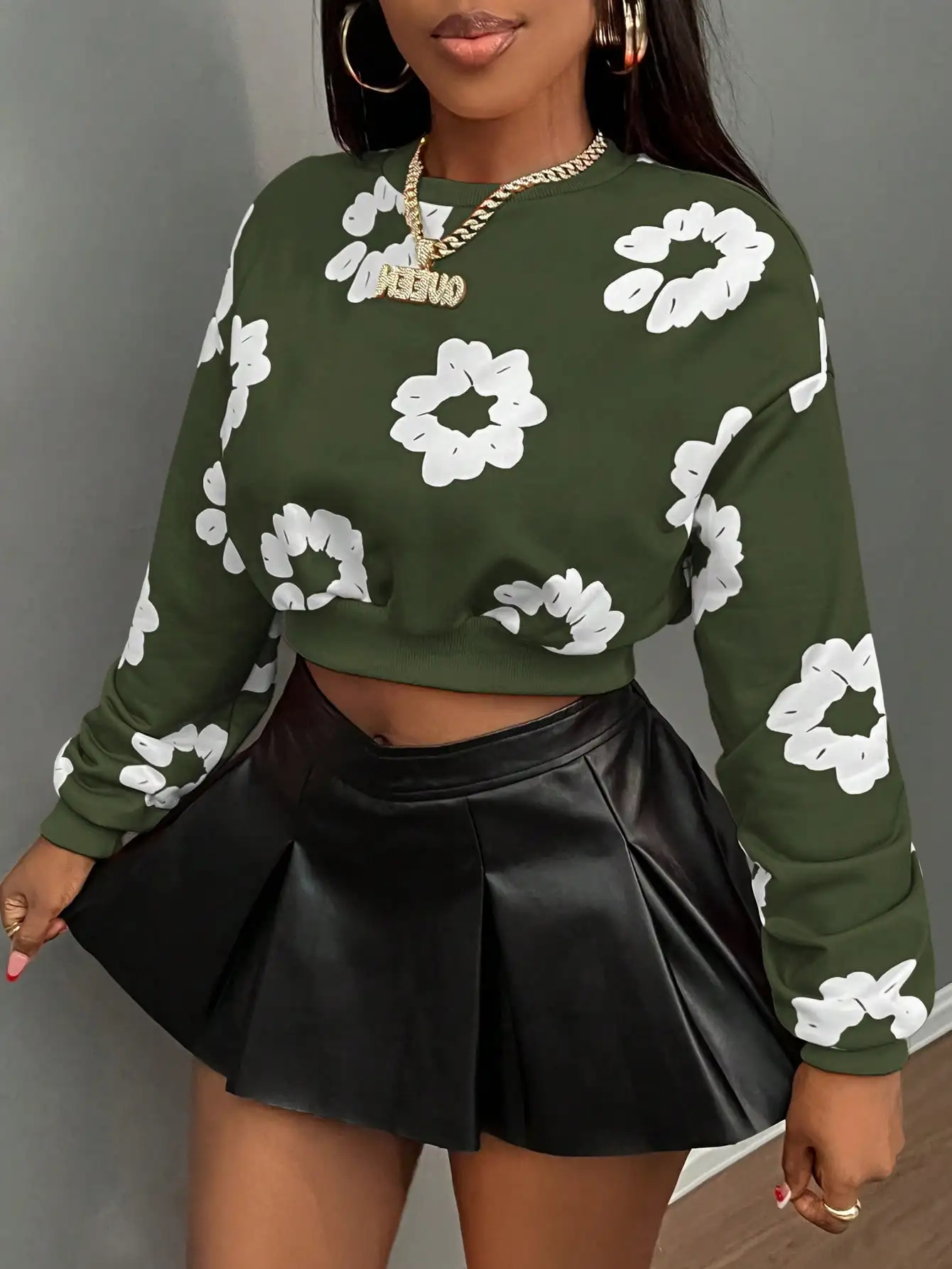 Damska zielona bluza crop z kwiatowym nadrukiem, z obniżonymi ramionami i długim rękawem, idealna na jesień, na co dzień i do szkoły.