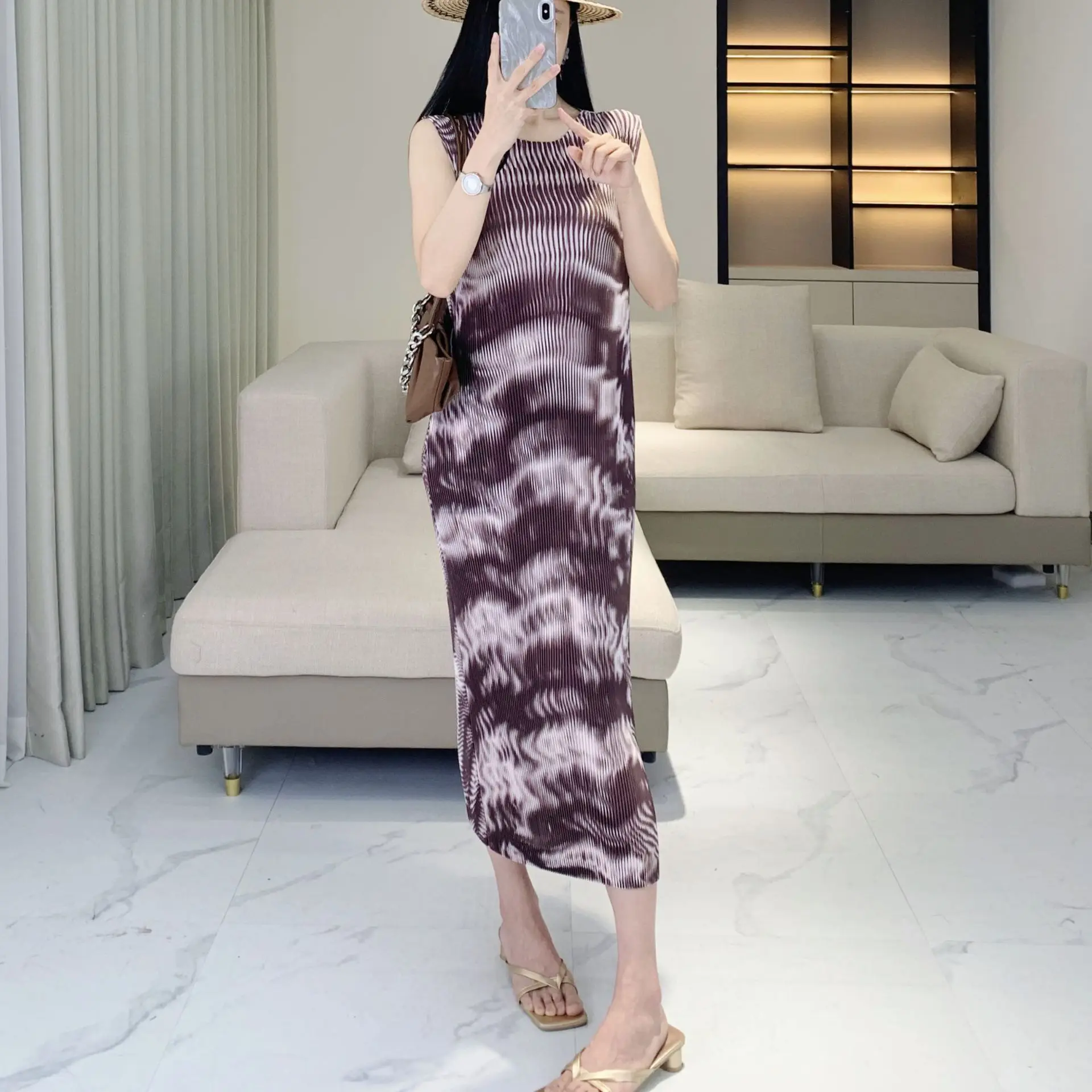 فستان مياكي بنمط مموج مطوي لصيف 2025 فستان داخلي جديد بدون أكمام بمزاج لطيف