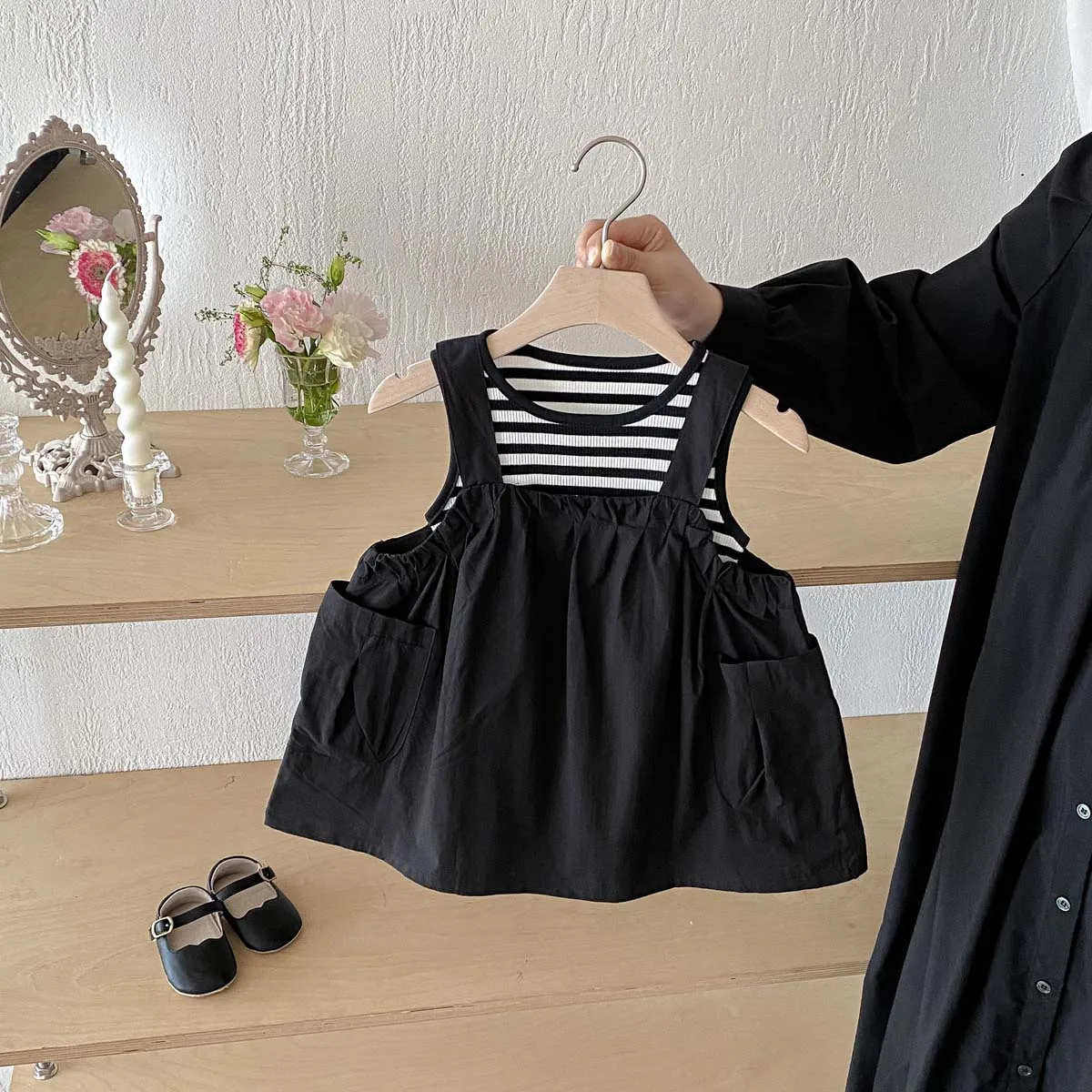 Summer girls frock strap skirt foreign style striped sleeveless top 2 suit, girls summer fashion 2 suit. Very suitable for going