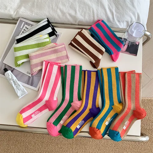 10 colores de alta saturación dopamina Color rayas Ins moda monopatín estilo deportivo rayas verticales calcetines de longitud media al por mayor