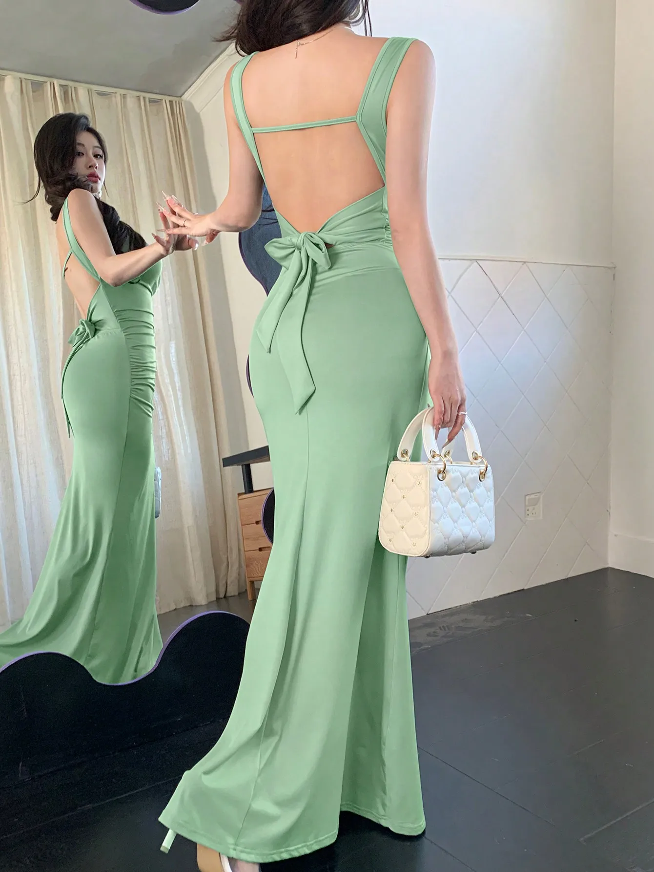 

Мятно-зеленое платье-русалка с открытой спиной, завязками спереди и драпировкой