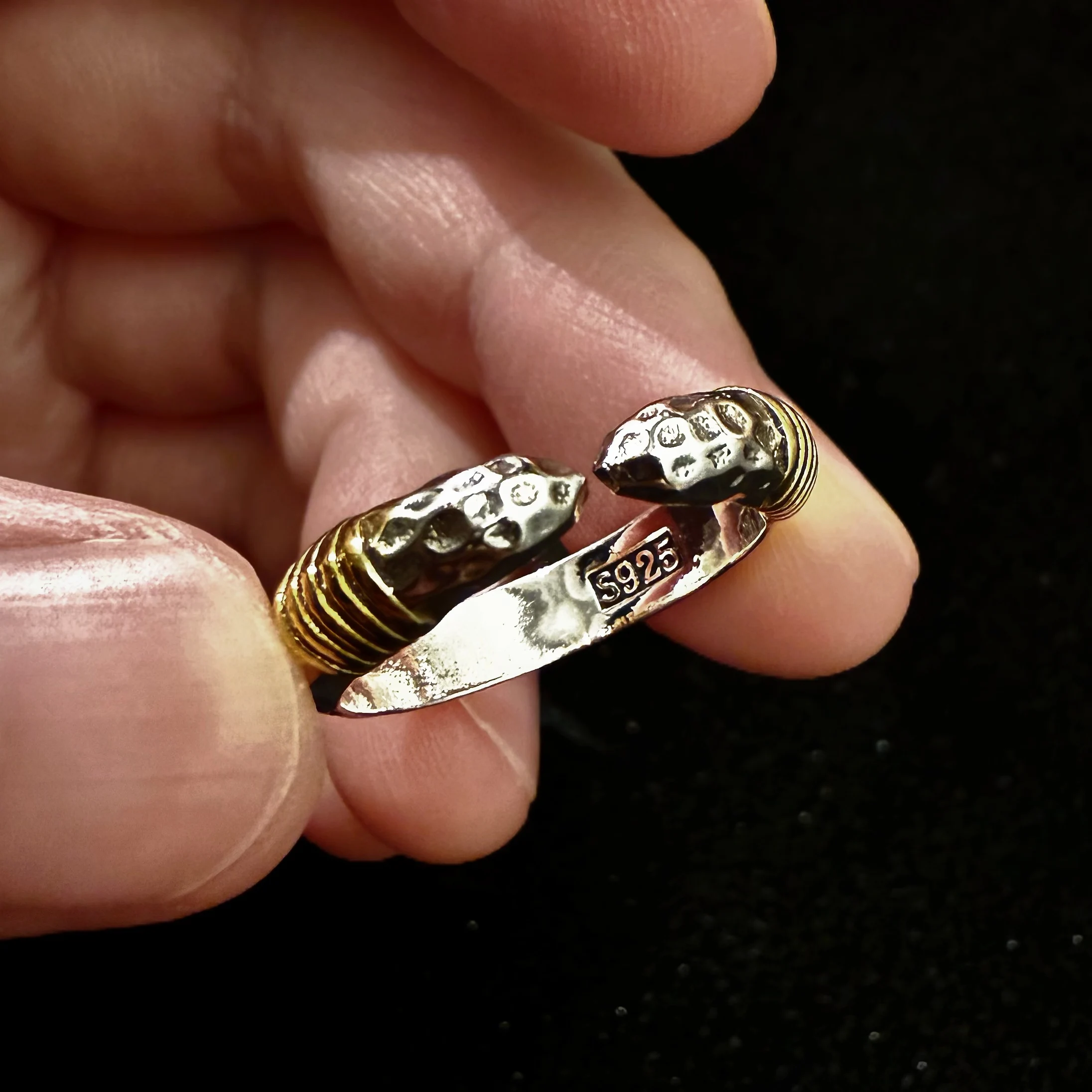 Retro-Tang-Gras-Muster Speerspitzen-Verstellbarer Offener Ring für Männer, Versilbertes Messing, Punk-Gothic Edgy Schmuck-Accessoire, Geschenk – Detail 3